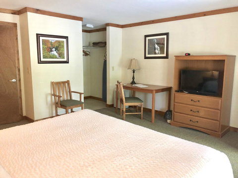 Cashiers Village Inn - Swimm 20