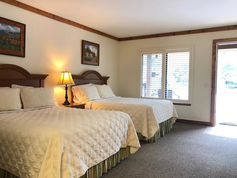 Cashiers Village Inn - Swimm 24