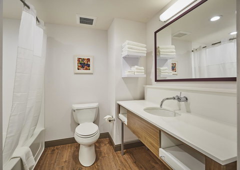 Hampton Inn & Suites Roseburg - Renee 30