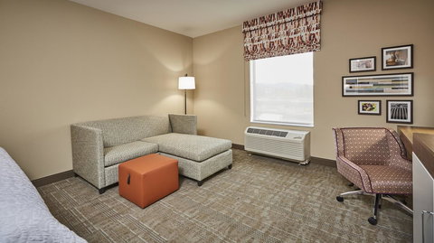 Hampton Inn & Suites Roseburg - Renee 21