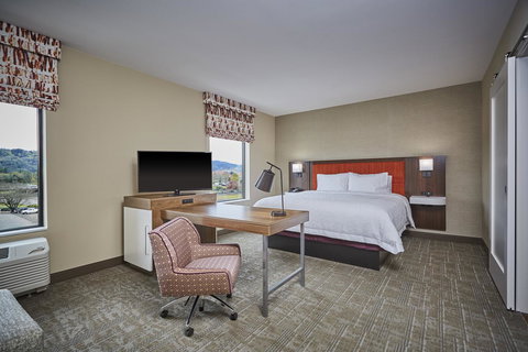 Hampton Inn & Suites Roseburg - Renee 19