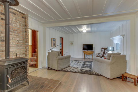 Renee's Log House - Internet Find 9