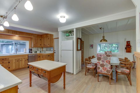 Renee's Log House - Internet Find 18