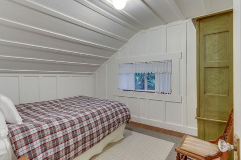 Renee's Log House - Internet Find 38