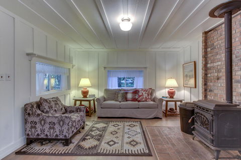 Renee's Log House - Internet Find 4