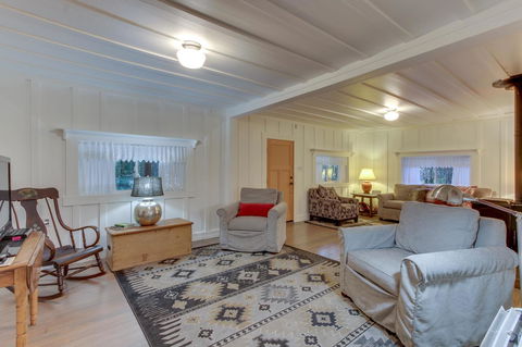 Renee's Log House - Internet Find 7