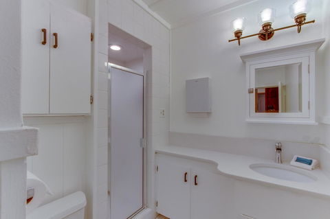 Renee's Log House - Internet Find 25