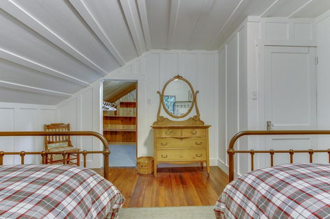 Renee's Log House - Internet Find 35