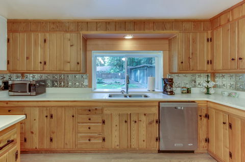 Renee's Log House - Internet Find 14