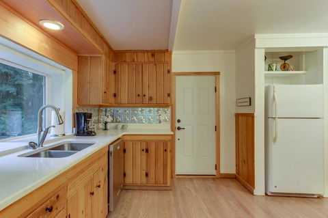 Renee's Log House - Internet Find 17