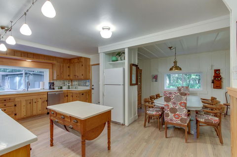 Renee's Log House - Internet Find 19