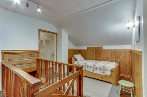 Renee's Log House - Internet Find 43