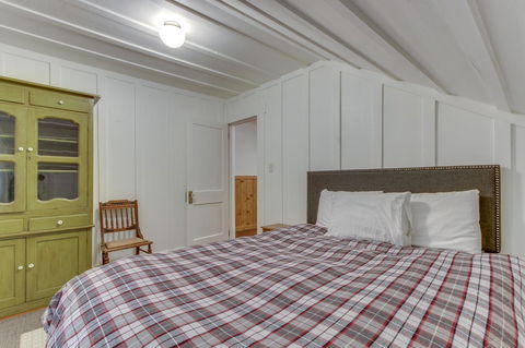 Renee's Log House - Internet Find 37