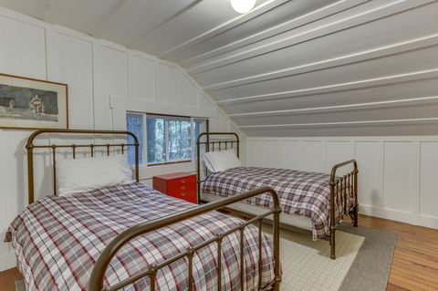 Renee's Log House - Internet Find 32