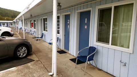 Winchester Bay Inn - Internet Find 9