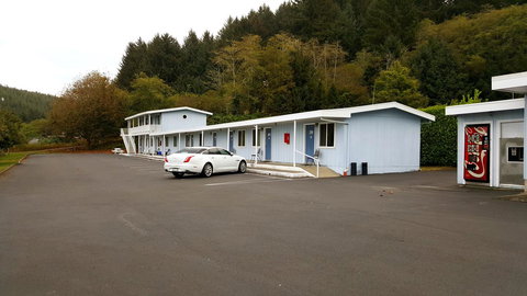 Winchester Bay Inn - Internet Find 8