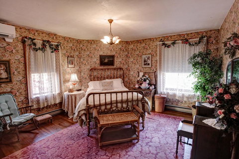 The Queen, A Victorian Bed & Breakfast - Internet Find 25