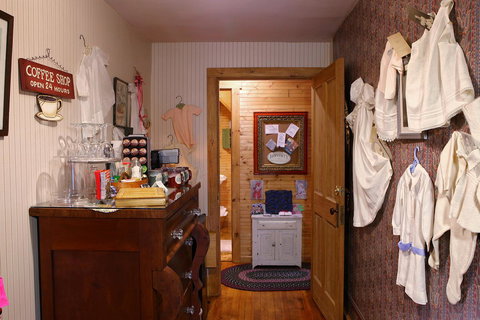 The Queen, A Victorian Bed & Breakfast - Internet Find 33