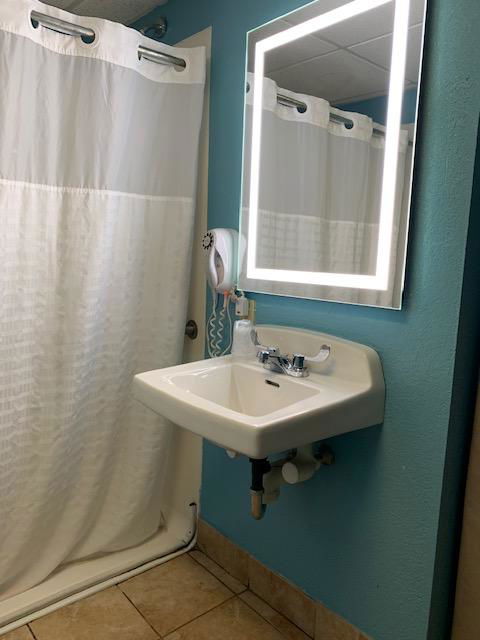 Airport Waterfront Inn - Renee 2