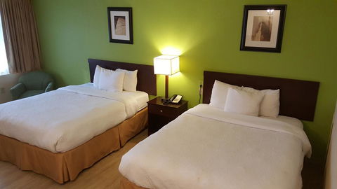 Airport Waterfront Inn - Renee 21