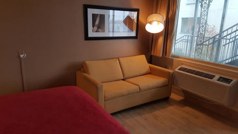 Airport Waterfront Inn - Renee 7