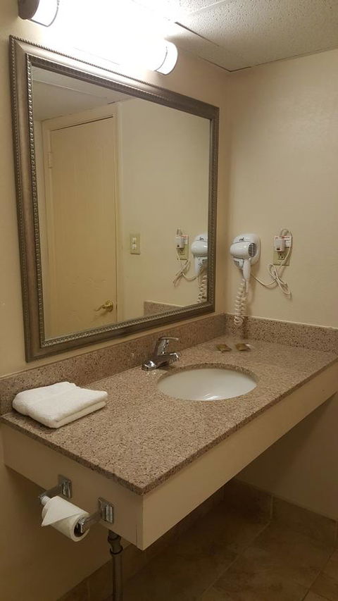 Airport Waterfront Inn - Renee 24
