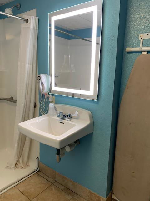 Airport Waterfront Inn - Renee 1