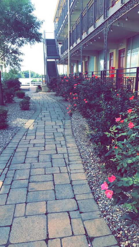 Airport Waterfront Inn - Renee 18