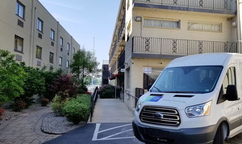 Airport Waterfront Inn - Renee 43