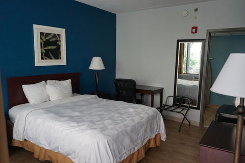 Airport Waterfront Inn - Renee 6