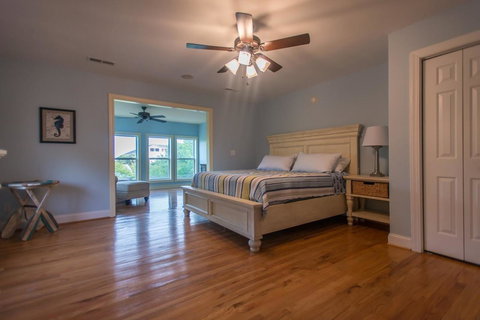 210 W Cooper - SeaEsta On 2nd - Renee 12