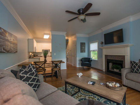 210 W Cooper - SeaEsta On 2nd - Renee 5