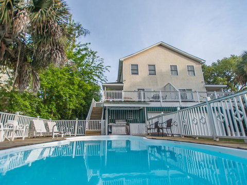 210 W Cooper - SeaEsta On 2nd - Renee 2