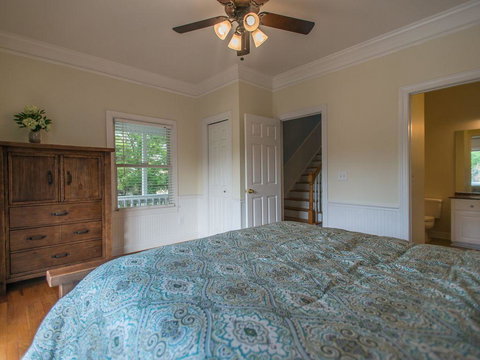 210 W Cooper - SeaEsta On 2nd - Renee 10