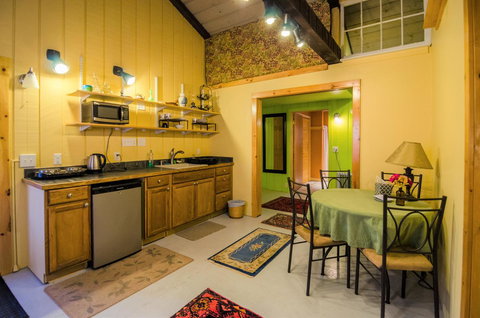 Inn At Charlotte B&B - Swimm 4