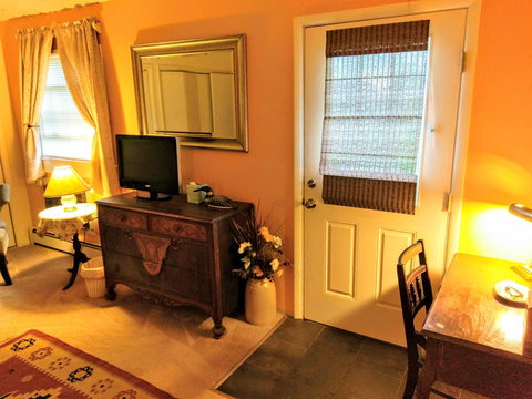 Inn At Charlotte B&B - Swimm 9