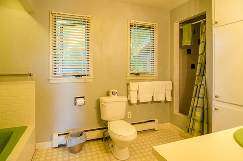 Inn At Charlotte B&B - Swimm 13