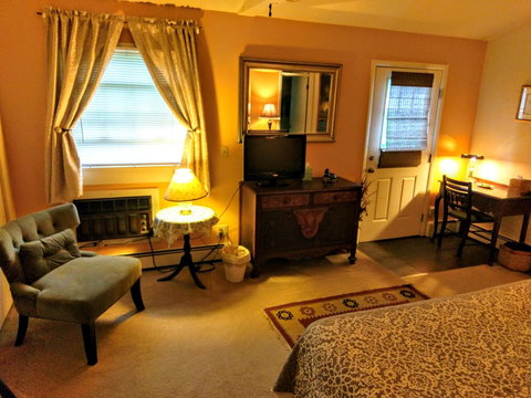 Inn At Charlotte B&B - Swimm 10