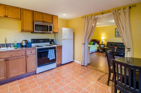 Inn At Charlotte B&B - Swimm 15