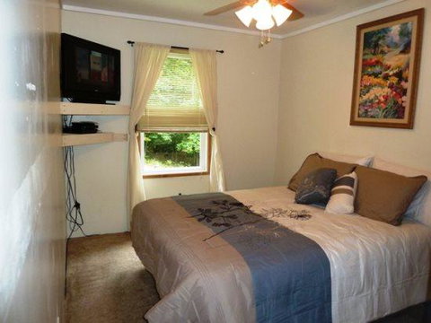 Mountain Roots Lodging - Renee 22