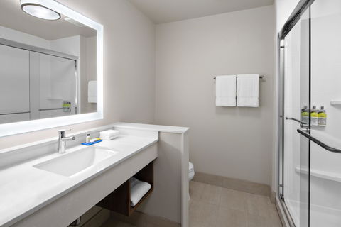 Holiday Inn Express & Suites - Elkhorn - Lake Geneva Area - Internet Find 7