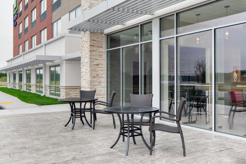 Holiday Inn Express & Suites - Elkhorn - Lake Geneva Area - Internet Find 10