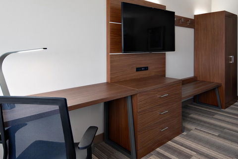 Holiday Inn Express & Suites - Elkhorn - Lake Geneva Area - Internet Find 5