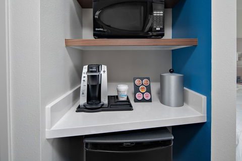 Holiday Inn Express & Suites - Elkhorn - Lake Geneva Area - Internet Find 17