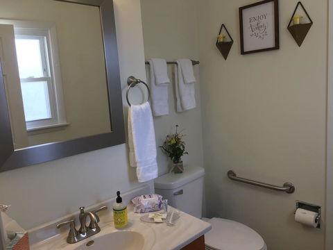 Modern! Great Lakes Naval Graduation - Sleeps 10 - Renee 26