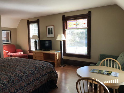 The Harbor Light Inn - Renee 11