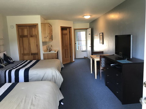 The Harbor Light Inn - Renee 25