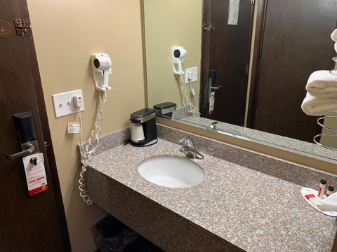 Super 8 By Wyndham Eau Claire WI - Renee 1