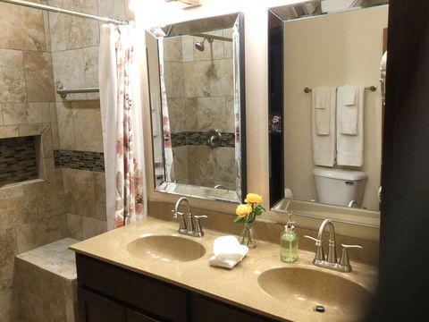 Outrageous!! Great Lakes Naval Grad - Sleeps 18 - Renee 27