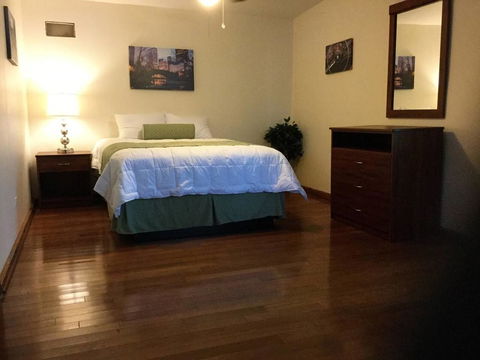 Outrageous!! Great Lakes Naval Grad - Sleeps 18 - Renee 20